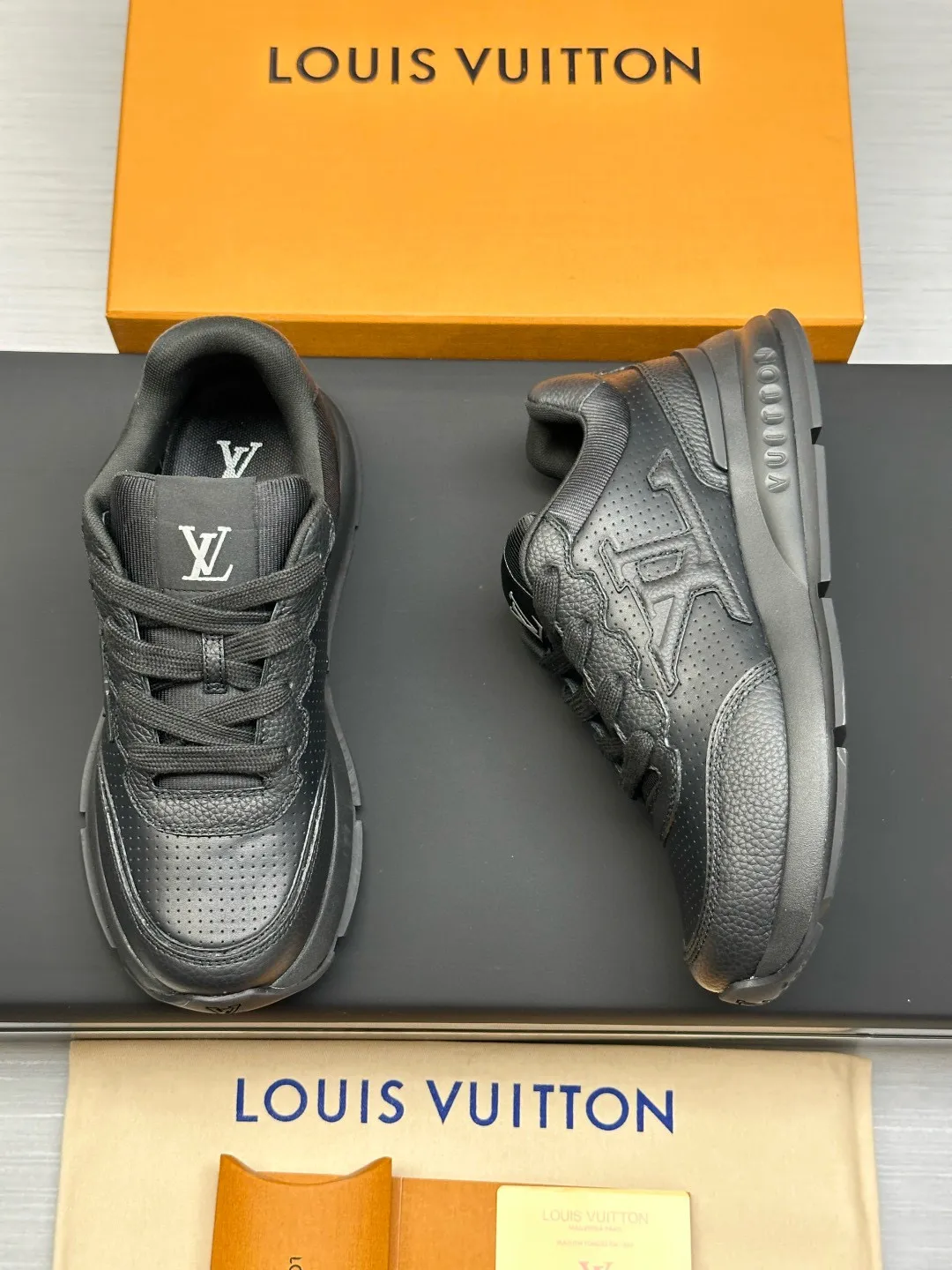 Factory price: 640💰Top version LV-Louis Vuitton-classic catwalk new style original 1:1 developed replica! ! The upper foot is very comfortable. It is made of luxurious materials and fine workmanship. The midsole is printed with English letters "Made in Europe". The upper is made of calfskin imported from Italy. The side is decorated with the brand's LOGO and signature. The latest latex foot pads and mesh lining make the foot feel super comfortable. The original two-color TPU combination outsole is specially provided by the original factory. Bag technology Goodyear stitched edges Fabric: Exclusive custom first-layer cowhide Accessories: Exclusive private model Vuitton logo, lining: Customized silk mesh lining - first-layer silk cowhide lining Outsole: TPU combination outsole wear-resistant, non-slip and anti-yellowing Foot pads: new latex pads-mesh sweat-absorbent Counter technology: fully computerized sewing machine wire drawing Toe box back cover Hot and cold shaping Full set of pull-top last with medium and low logo pattern Counter packaging - Shoelaces, certificates, cards, instructions, certificates, dust bags, the most complete packaging on the Internet, men's size: 38-46 (38/46 customized, non-refundable!)